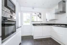 2 bedroom Flat for s...